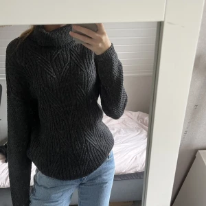 Stickad polotröja  - Grå Stickad polotröja i storlek xs