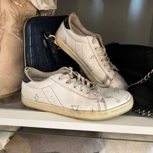 Skor - Säljer dessa skitsnygga skor, tvättas såklart! Storlek 39. Kom med bud