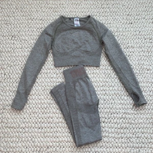 Gymshark set - Träningsset från gymshark. Otroligt skönt och i bra skick. Toppen är i storlek S och tightsen XS. Säljer ej separata delar