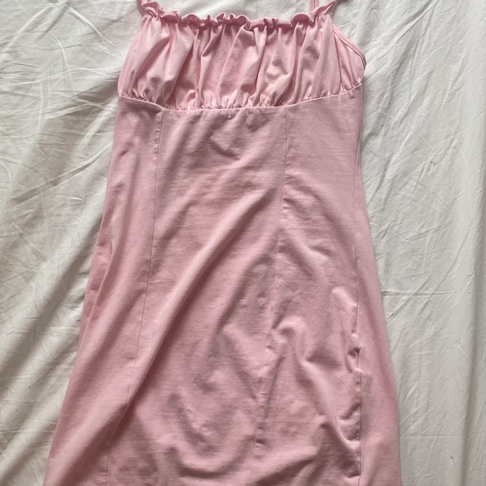 Rosa y2k klänning, jättesöt men säljer pga att den inte kommer till använding.  Använder köp nu och katt finns i hemmet!. Klänningar.