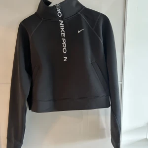 Träningströja - En träningströja från nike. Den är cropad så slutar ungefär vid naveln, storlek S. Endast andvänd ett fåtal gånger. 