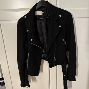 Jacka - Jättefin jacka i mocka från Nelly. Nästintill helt oanvänd. Storlek 38.