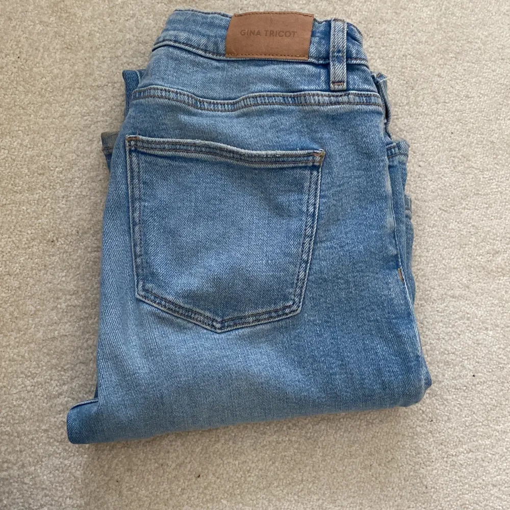 Jätte snygga ljusblåa jeans som är lite för stora för mig, använt fåtal gånger 💖💖 Storlek 164 motsvarar 34💖💖 Hör av dig privat för fler frågor  ❣️. Jeans & Byxor.