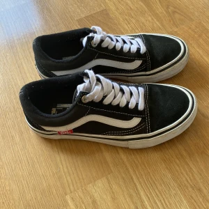 Vans ”old school” - Vans ”old school” i fint skick (knappt använda).   Strl 35  (22 cm)  