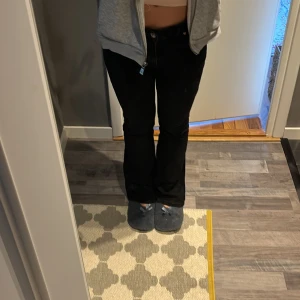 Lågmidjade jeans - Säljer dessa lågmidjade jeans i storlek 36 då de är förstora🤍 De är i väldigt bra skick då de nästan aldrig har använts.  Skriv för frågor eller fler bilder och pris kan alltid diskuteras 🤍