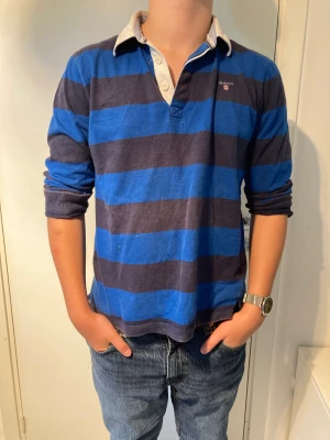 Mörk blå gant piké - 7/10 skick andvänd max 5 gånger men legat i en garderob länge.