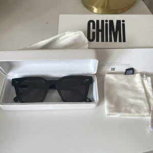 Chimi solglasögon 004 - Chimi solglasögon i modellen 004 som ej säljs längre. Knappt använda och box, dustbag etc. ingår. Säljer för 500kr💓