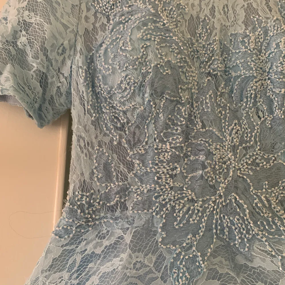 Balklänning från Proms & Weddings, använd bara en gång, skräddarsydd på butiken. Original pris 6000kr . Klänningar.