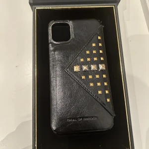 iPhone skal - Säljer detta ideal of sweden skal för iPhone 11. Köptes för 699 kr och säljer det för 150kr