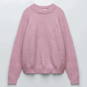 Rosa stickad - Säljer min superfina rosa stickade från zara💕💕inget tecken på användning då den är använd en gång! Liknar hm/arkets stickade. I en ull och alpacka blandning