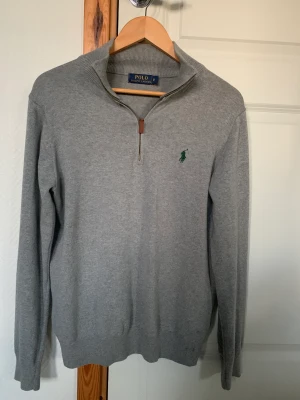 Ralph lauren Half zip  - Säljer min Ralph lauren halfzip inga skador eller sånt jättebra skick