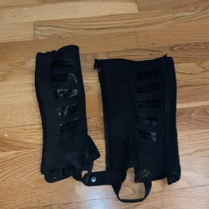 Chaps! - Jätte fina chaps, säljer ett par till men i strl M, älskar dessa så mycket, så snygga och passar till alla rid outfits ! Tvättas innan köp!
