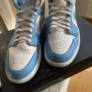 Säljer mina jordan 1 University blue  grey mid nypris: 2300 Pris: 1400