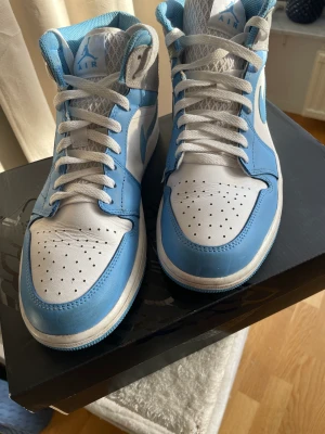 Nike Jordan 1 - Säljer mina jordan 1 University blue  grey mid nypris: 2300 Pris: 1400