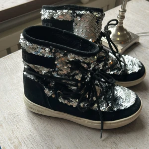 Moon boots - Säljer mina jättesnygga paljetriga moon boots! Skorna är i bra skick och säljs för att de är försmå för mig🥰