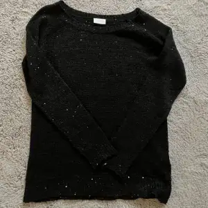 Säljer denna skitsnygga glittriga tröja från vila som är för kort i armarna på mig😫❤️ Skriv till mig innan du köper plagget!!!