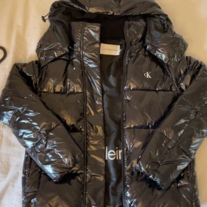 Ck Jacka - Säljer denna jackan från ck för 1500, nypris 2 195.  Använt jackan fåtal gånger, inga defekter, den är i fint skick. Säljer pga att den inte kmr till någon användning. 