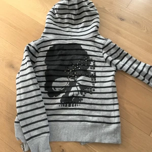 zip hoodie döskalle  - Från fishbone köpt på vinted, ascool!!😙
