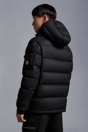 Moncler Montgenevre Size 2 - Nypris 19 755,00 kr. Som ny bara använd två månader! Den är inlämnad på tvätt ock så hos moncler, Så riktiga bilder kommer snart! Den är köpt på moncler stureplan. Kvitto finns och garanti för resten av livet.