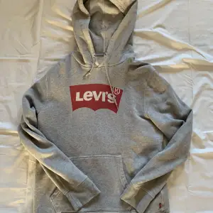 En grå Levis hoodie i bra skick. Sitter bra och är skön att ha på sig. Priset kan diskuteras