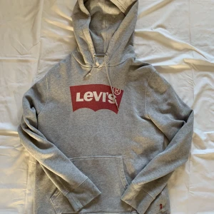 Levis hoodie - En grå Levis hoodie i bra skick. Sitter bra och är skön att ha på sig. Priset kan diskuteras