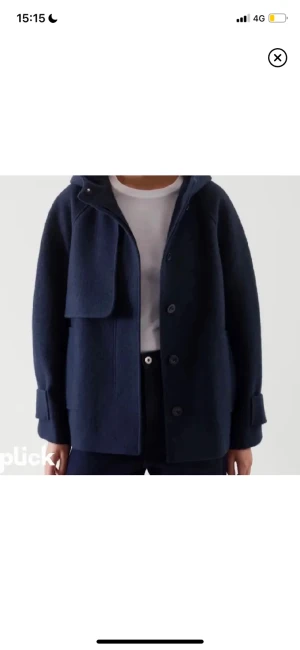 Cos jacka  - Säljer min jätte snygga COS jacka. Inte använd så mycket och är i jättefint skick! Kom med prisförslag. Köpt för 1700kr har jag för mig. 