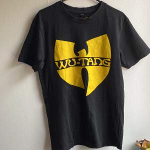 En Wu-Tang T-shirt, 8/10 kvalitet.