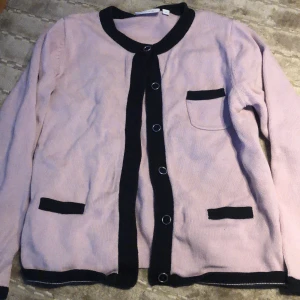 Cool rosa/svart kofta  - Söt rosa och svart kofta, med fina knappar💕 Står som storlek L men funkar bra på S (jag har det) 