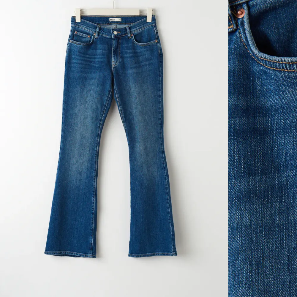 Low waist bootcut jeans från ginatricot Storlek 38, använda men inga slitningar. Skulle säga det sitter mer midwaist än lowwaist . Jeans & Byxor.