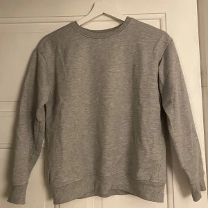 Grå sweatshirt  - Från primark. Mycket använd men ändå bra skick. 