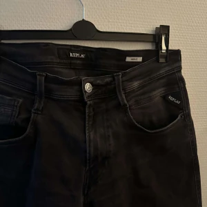 Replay anbass jeans - Riktigt snygga Replay jeans, använda få tal gånger men dom är fortfarande som nya!! Vid frågor osv är de ba att skriva!!