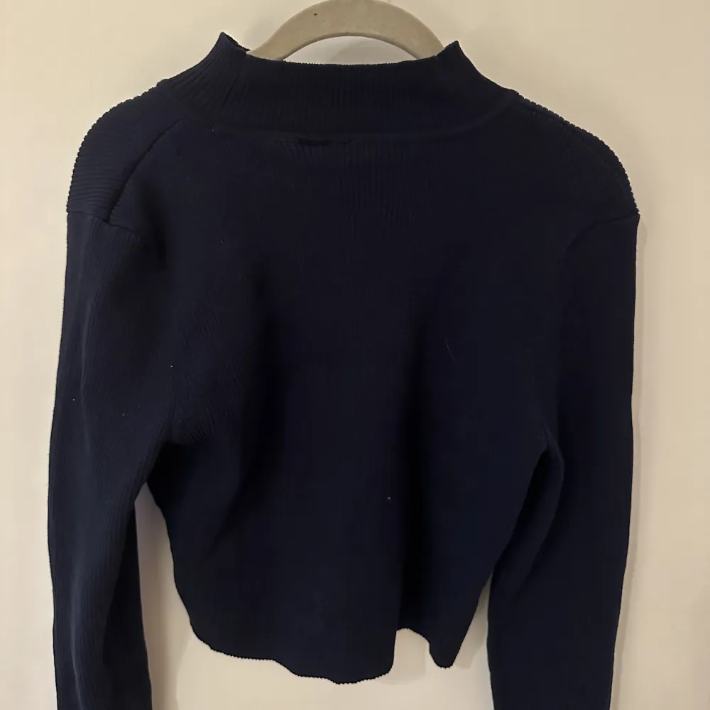 Mörkblå ribbad tröja från H&M. Tröjor & Koftor.