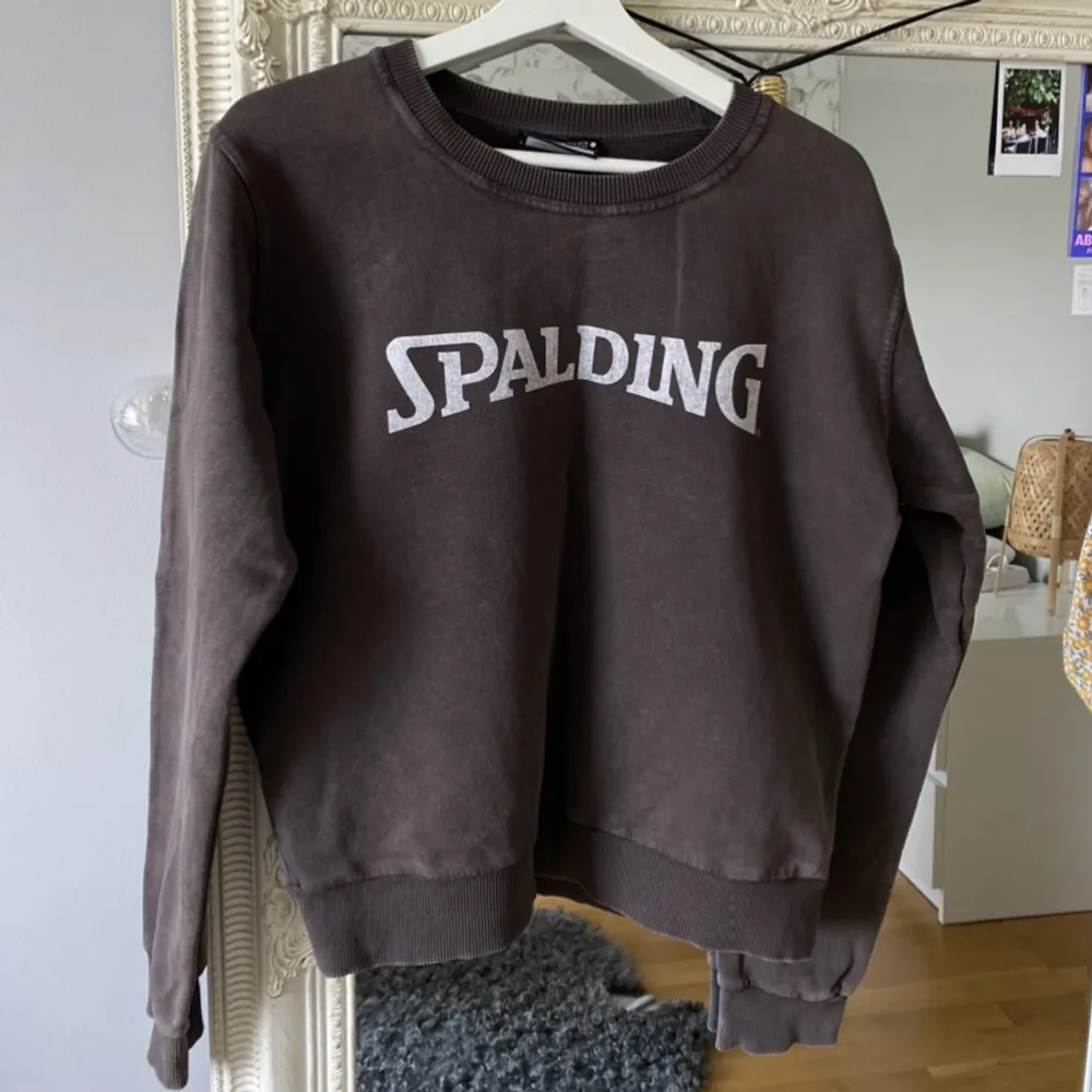 Mörkbrun sweatshirt från zara x spalding! Fint skick utan defekter🤎Knappt använd!. Hoodies.