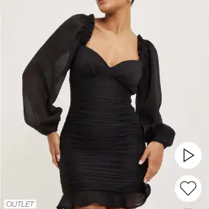Säljer denna fina svarta klänningen från Nelly i storlek S. Prislappen sitter kvar. Säljer pga att den inte passade. Köpt för 599kr. Finns ej längre på hemsidan.