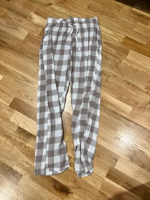 Pyjamasbyxor  - Jätte sköna och sitter sjukt bra. Bra skick.