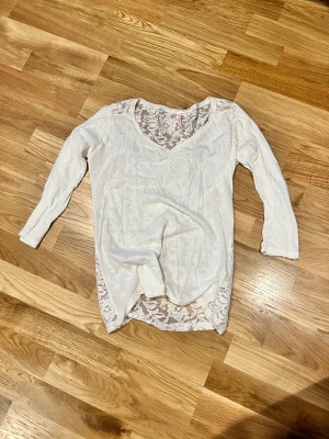Tröja - Jätte snygg tröja. lite genomskinlig men inte alls för mycket med spets i rygg. sitter sjukt bra.