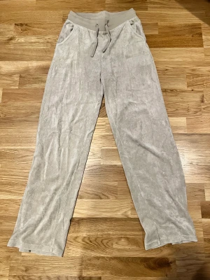 Byxor - Jätte sköna byxor som matchar Juicy byxor i materialet. funkar som hög- och lågmidjade.