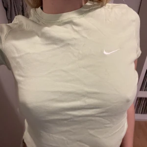 Nike t shirt - Snygg tshirt från Nike köpt second hand. Superskönt material🙏