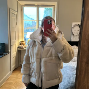 Jacka  - Säljer nu min super fina vinter jacka från förra året! Säljer då jag köpt nya till i år. MÄRKE: vegancode men den är köpt på thernlunds