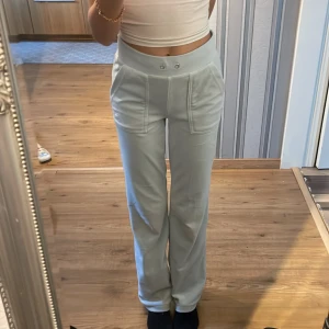 ljusblåa juicy byxor  - Säljer ljusblåa juicy, använda men fint skyck! Ser helt nya ut men snöret har gått av, köpta från juicy coutures hemsida.