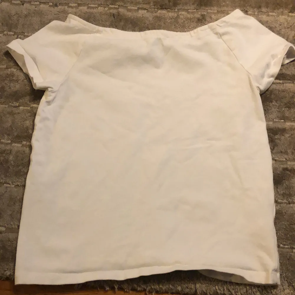 Fin vit tröja med korta armar från Kappahl i storlek 158/164 och passar speciellt XS, kan bäras som eller offshoulder, och är som en baby tee💕💕🤍⭐️. T-shirts.
