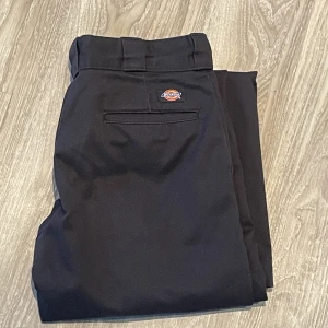 Dickies 874 - Säljer ett par riktigt fina och schyssta Dickies 874. De är i bra skick och inget slitage.    Mitt pris 300 | nypris 750 pris kan diskuteras vid snabb och smidig affär!  