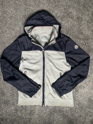 Moncler cardigan  - Säljer nu denna moncler cardiganen skicket är bra och den är i storlek L men passar M/ möjligen en större S givetvis äkta 