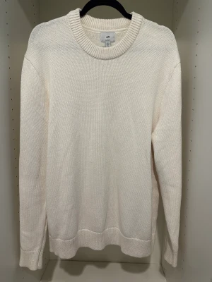 Stickad tröja  - Stickad tröja från HM perfekt inför vintern och är inte använd så mycket. 