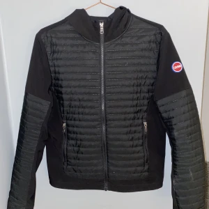 Colmar cardigan - Fett snygg Cardigan jag köpte från Plick. Var lite liten för mig så säljer den vidare. Skick 9/10 riktigt fin. Storlek 46 (herr). Pris kan diskuteras.