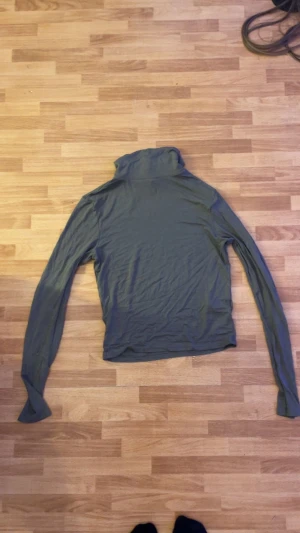 Tröja - Tröja med höghals. Riktigt skön att ha på sig och det luftar väldigt bra så du blir inte varm i den vilket är toppen om man är varm av sig. Jättefin färg. Använd några gånger 