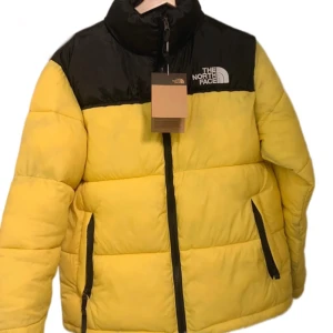The North Face puffer - En helt ny gul The North Face puffer. Storlek M. Inga defekter. Dm för fler frågor pch vid intresse. Läs min bio