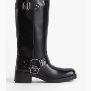 Boots - Säljer dessa skitnsygga slutsålda HM boots som ja använt 2 ggr. Dom är piss snygga och SÅ bekväma💕 Köptes för 700(Små i storleken)