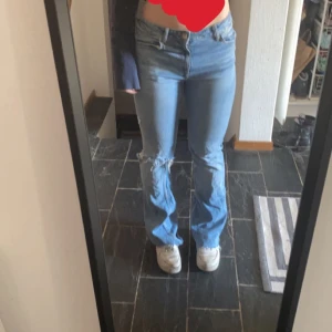 Bootcut Jeans  - Snygga midwaist bootcut jeans från zara i storlek 38 men passar 36 med hål på ena knät. Sitter jättefint, inga defekter och endast använda ett fåtal gånger! Dm för fler bilder!🫶🏼