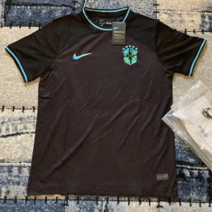 BRAZIL TRÖJA - Helt ny brazil tröja med tags aldrig använd. Storlek S.